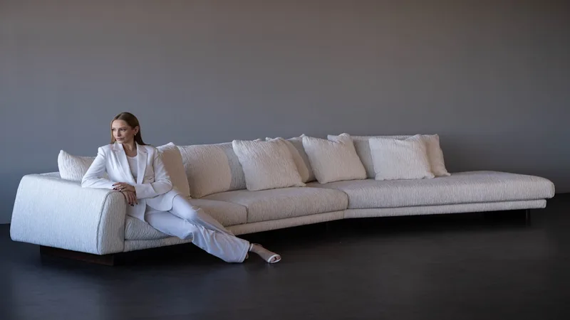 Canapé convertible design contemporain dans un loft lumineux