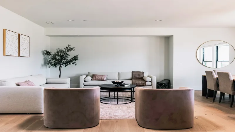 Canapé convertible scandinave pieds bois dans un salon lumineux aux tons neutres