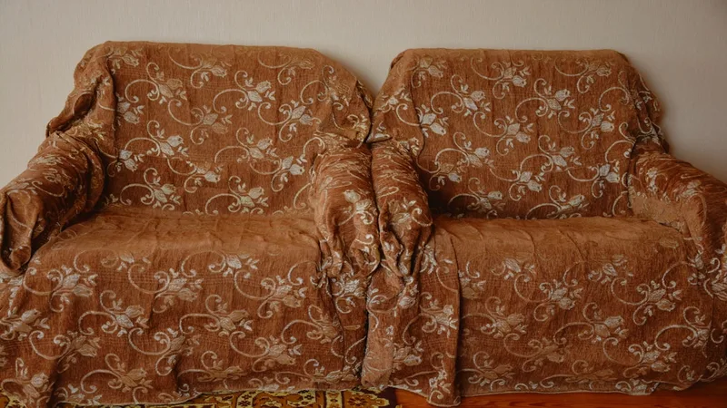 Canapé convertible tissu beige dans un salon familial chaleureux